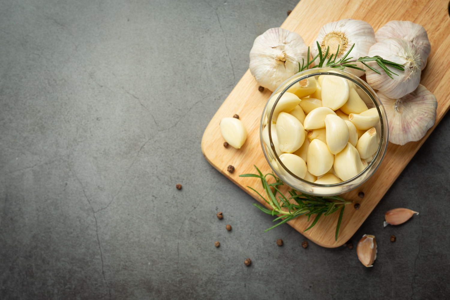 Garlic treatment for canker sores